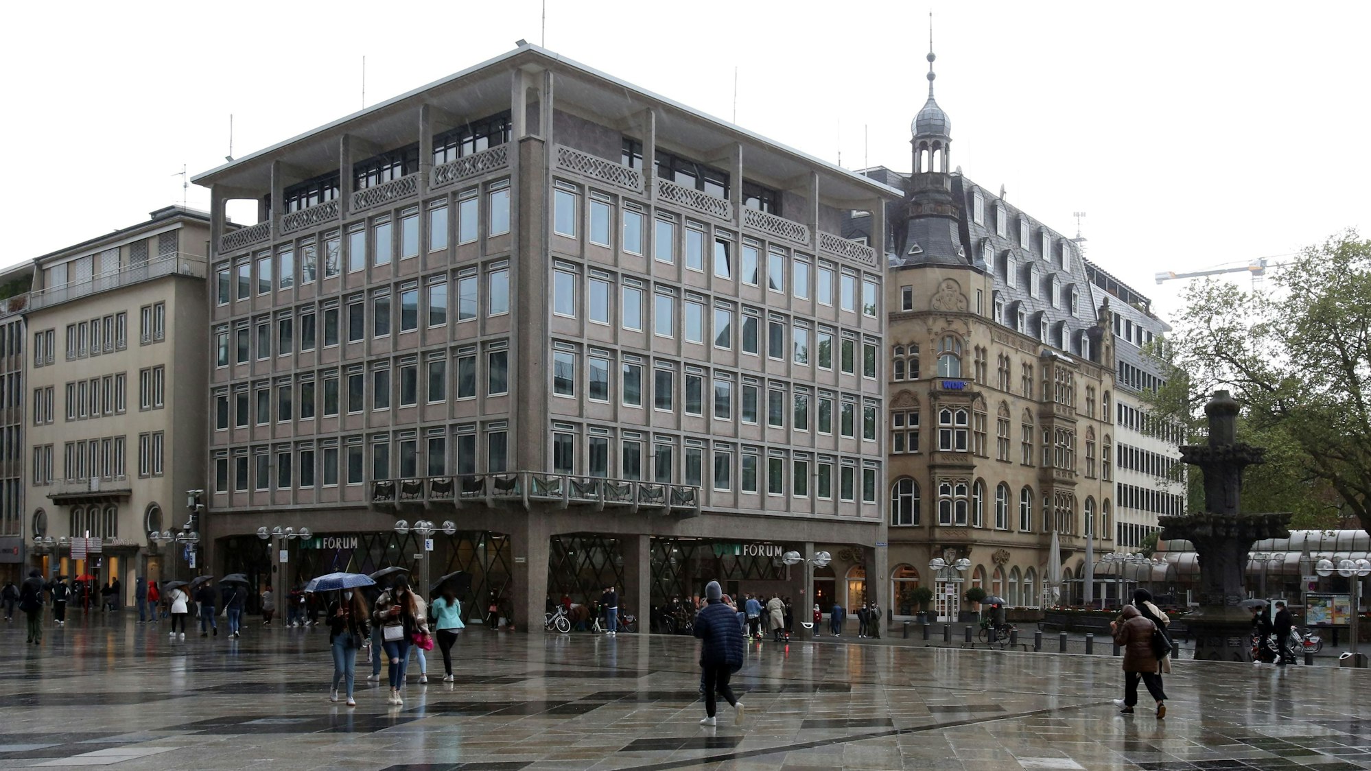 Zu sehen ist die Kölner Domplatte mit Blick auf das Domforum.