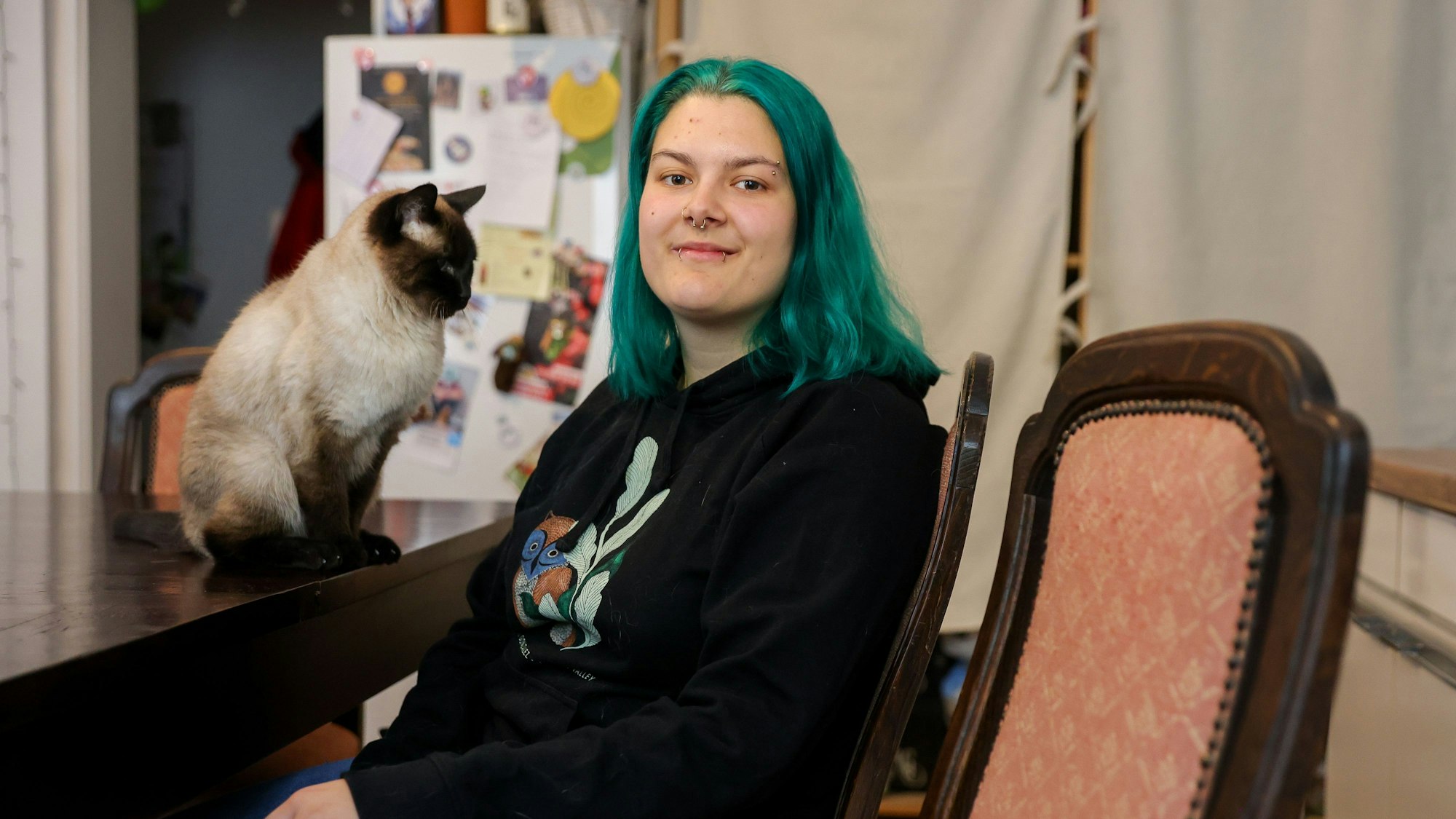 Porträt der Kölner Studentin Indira Oberdiek, die über ihre Erfahrungen mit dem Bafög berichtet.