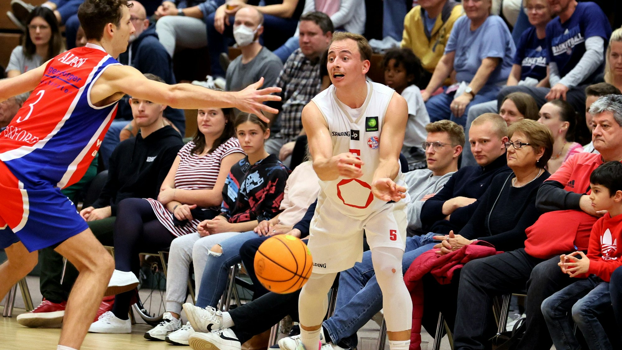 Rheinstars Köln vs. BBG Herford,
Basketball, BARMER 2. Basketball Bundesliga ProB, Guppe Nord, von links: Leo Alban (Herford), Rupert Hennen (Köln), 29.10.2022, Herbert Bucco