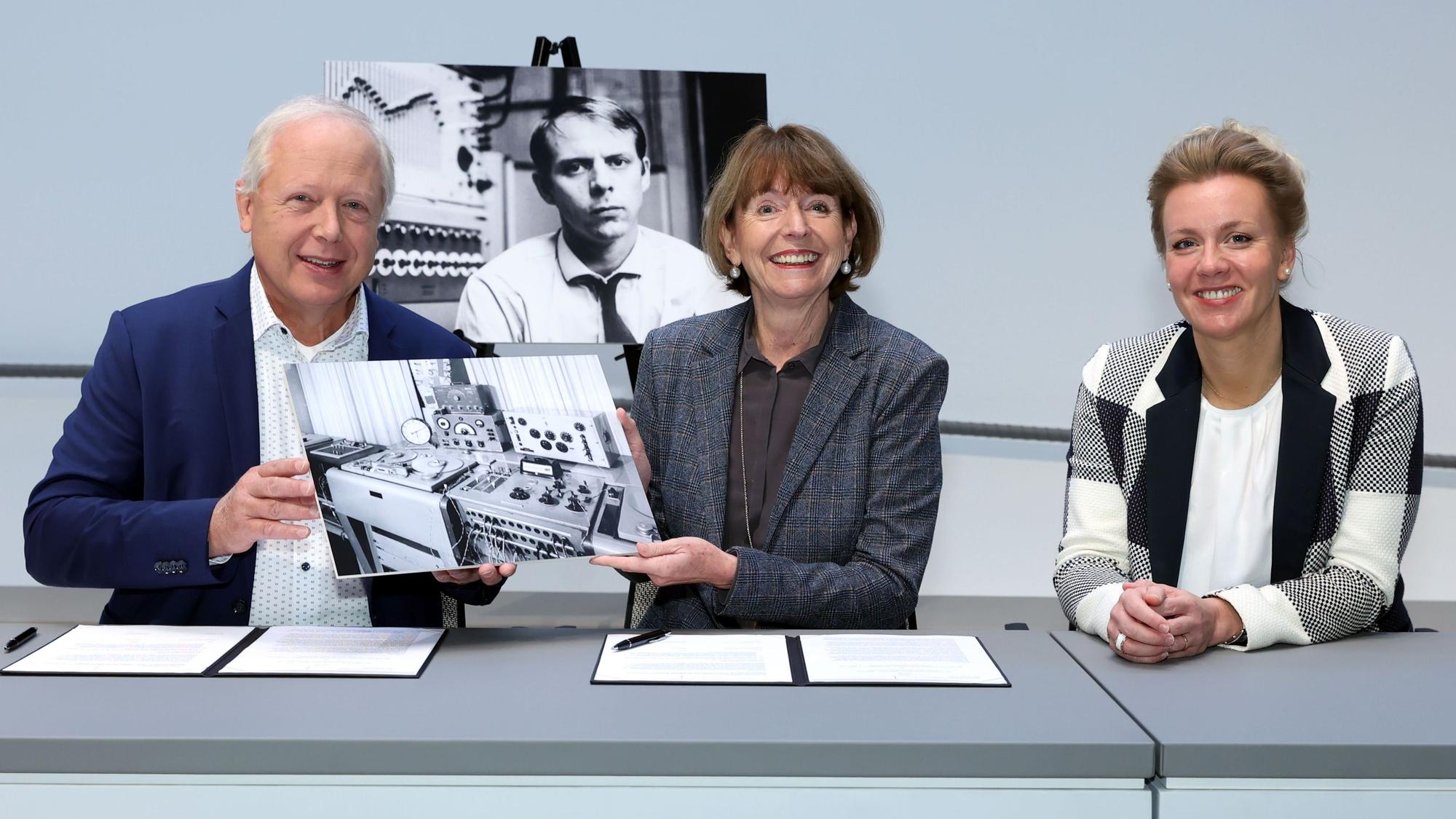 23.10.2023
Köln: Übergabe des Studios für elektronische Musik vom WDR an die Stadt Köln.
Intendant des WDR Tom Buhrow, Oberbürgermeisterin Henriette Reker und Ministerin für Kultur und Wissenschaft NRW Ina Brandes