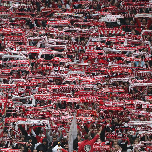 Fans des 1. FC Köln vor dem Spiel gegen Borussia Mönchengladbach im Stadion.