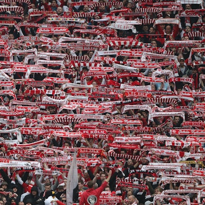 Fans des 1. FC Köln vor dem Spiel gegen Borussia Mönchengladbach im Stadion.