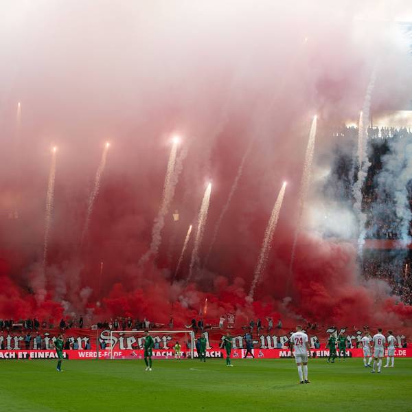 Die Südtribüne unmittelbar vor dem Anpfiff.