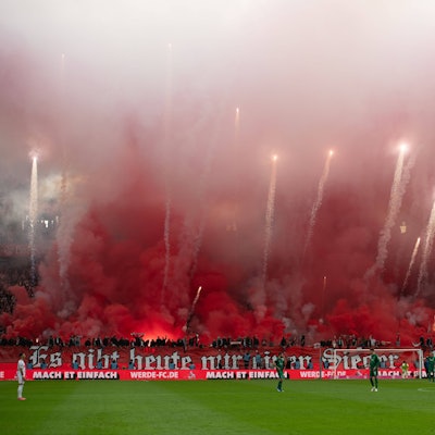 Die Südtribüne unmittelbar vor dem Anpfiff.