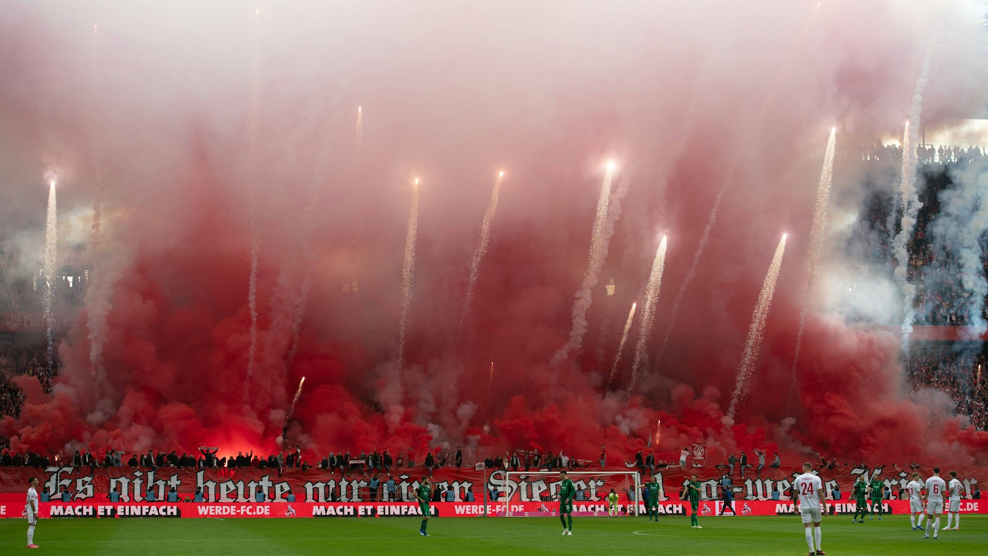 Die Südtribüne unmittelbar vor dem Anpfiff.
