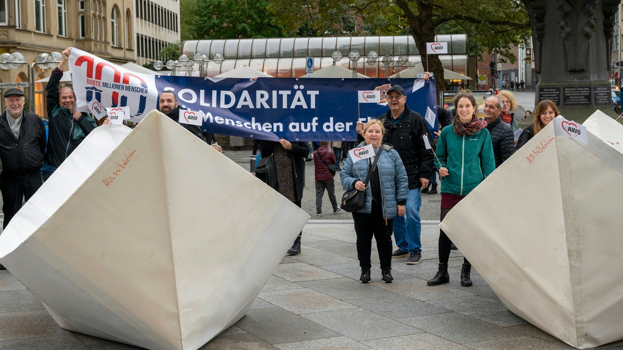 Überdimensionale Papierboote wurden vor dem Dom als Mahnmal für Menschen auf der Flucht ausgestellt.
„100 Boote – 100 Millionen Menschen” Der „Kreativhafen“ AWO Mittelrhein lädt ein zur Bootsübergabe am Kölner Dom.