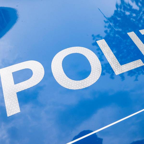 Der Schriftzug "Polizei" ist auf einem Streifenwagen zu lesen.