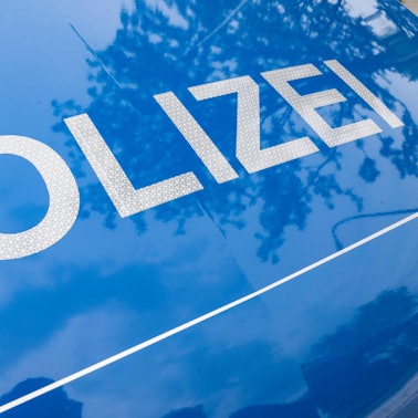 Der Schriftzug "Polizei" ist auf einem Streifenwagen zu lesen.