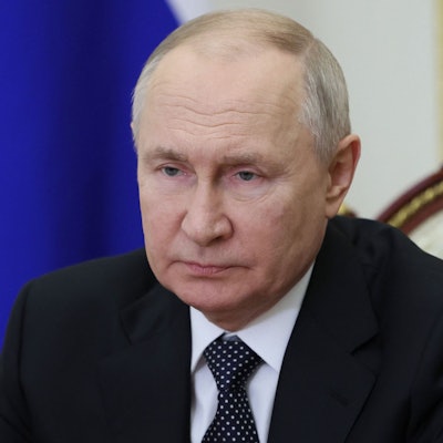 Wladimir Putin hat seinen Freund, den Altkanzler Gerhard Schröder, im russischen TV verteidigt.