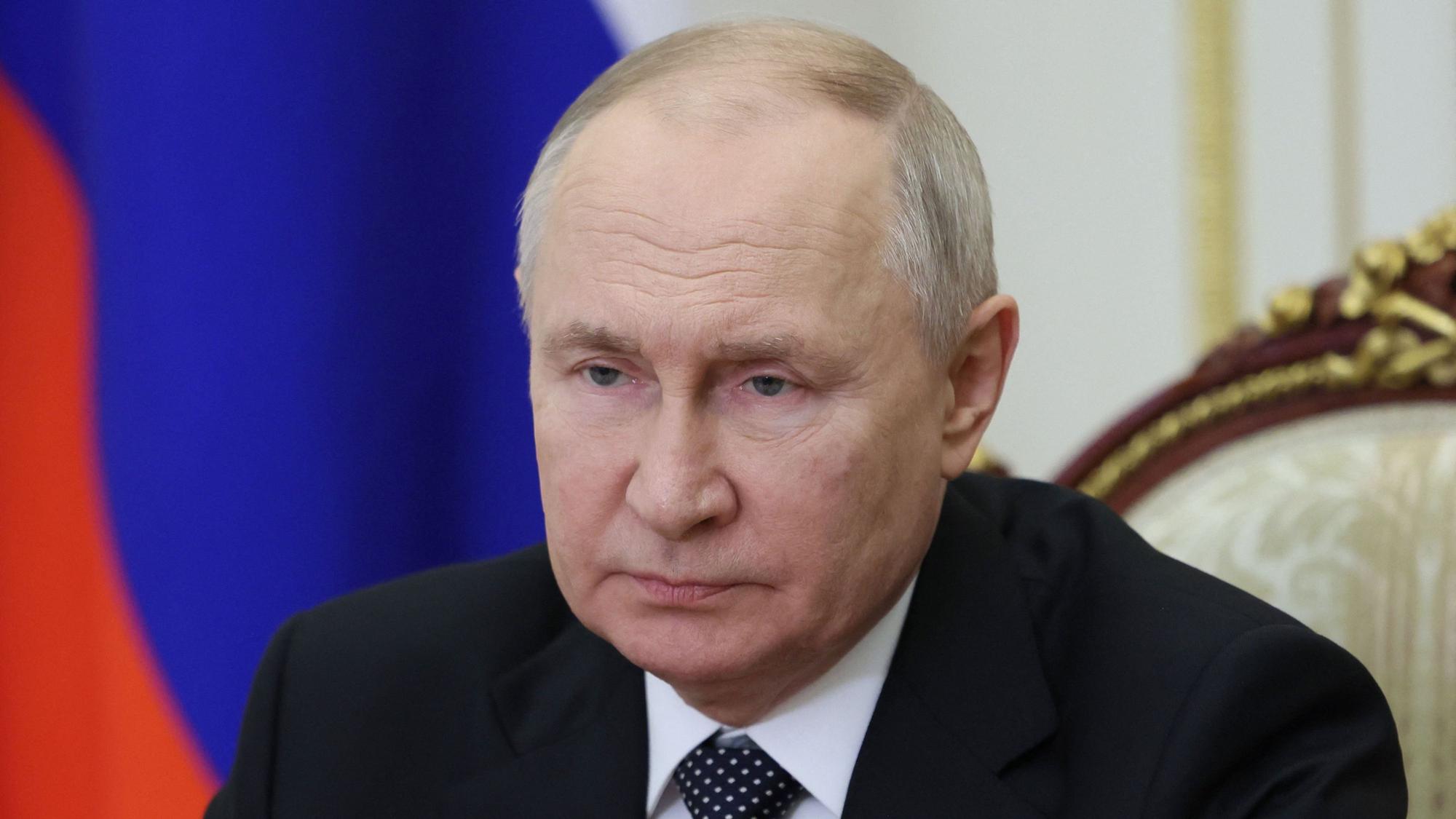 Wladimir Putin hat seinen Freund, den Altkanzler Gerhard Schröder, im russischen TV verteidigt.