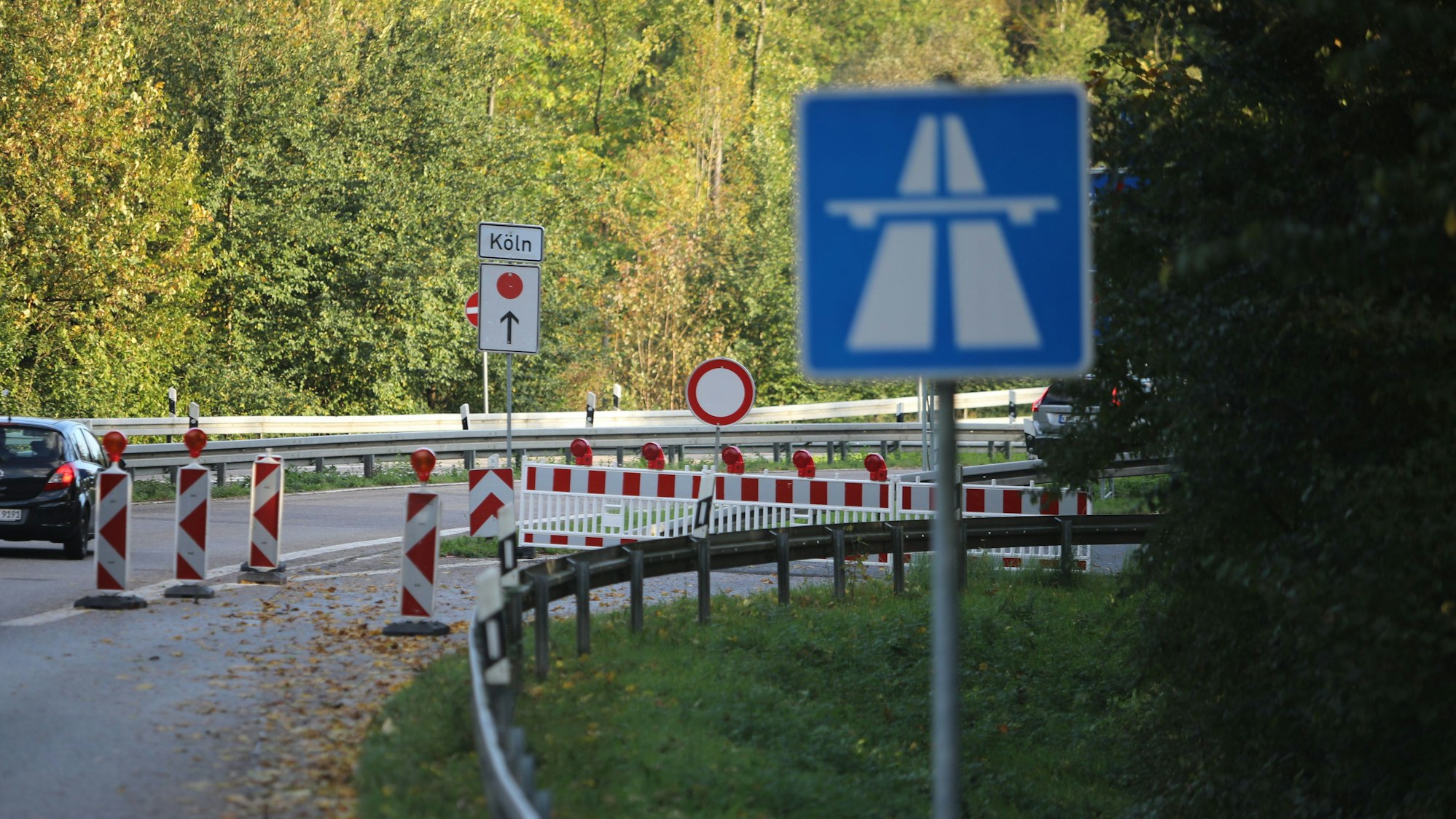 Zu sehen ist die Auffahrt zu einer Autobahn.