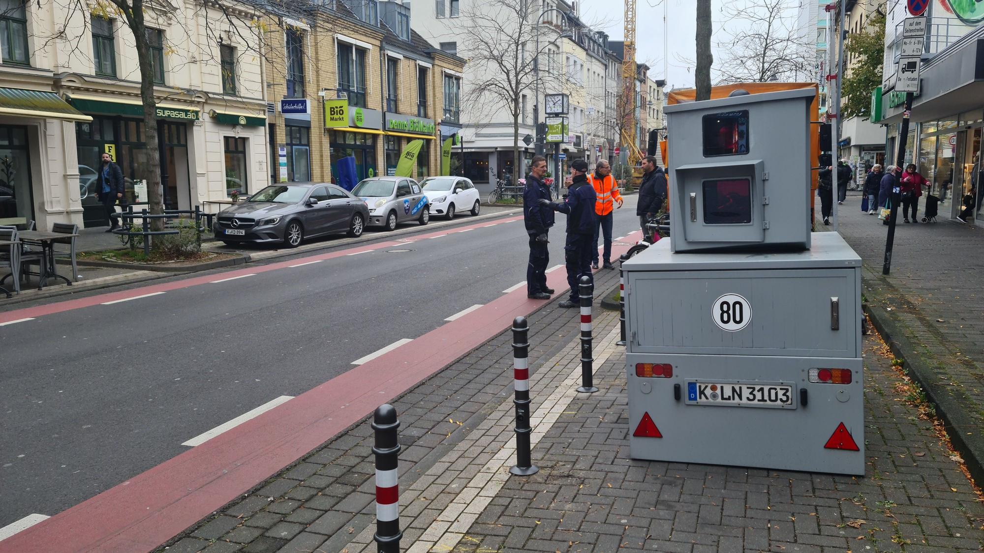Ein Blitz-Gerät steht auf einem Parkplatz, der mit Pollern abgesperrt ist.