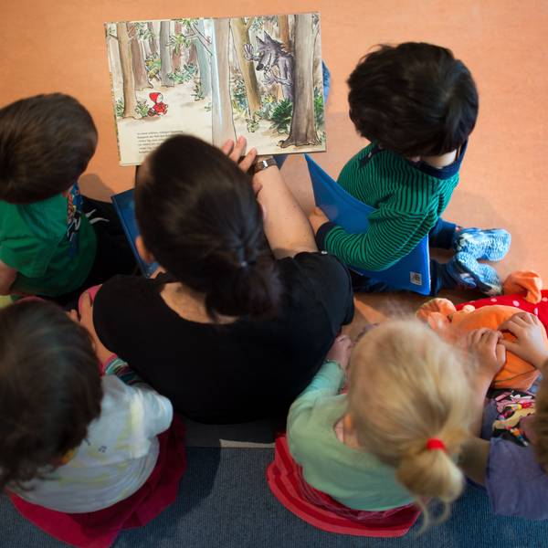 In Köln lesen 160 Ehrenamtliche regelmäßig Kindern in Kitas und anderen Einrichtungen vor. (Symbolbild)