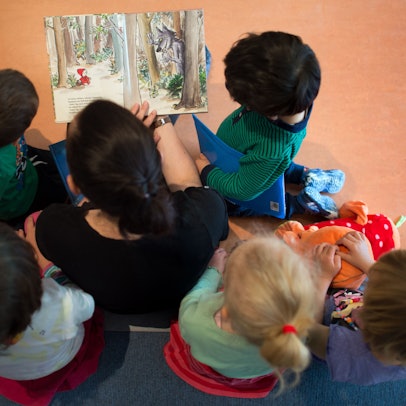 In Köln lesen 160 Ehrenamtliche regelmäßig Kindern in Kitas und anderen Einrichtungen vor. (Symbolbild)