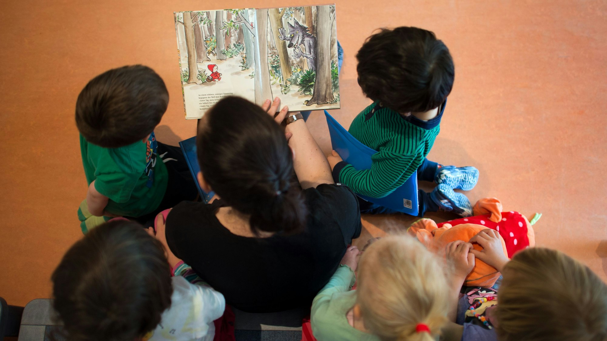 In Köln lesen 160 Ehrenamtliche regelmäßig Kindern in Kitas und anderen Einrichtungen vor. (Symbolbild)
