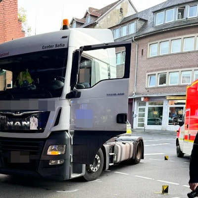 Das Bild zeigt einen Lastwagen an einem Überweg.