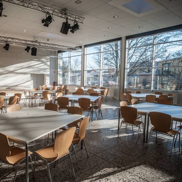 gesamtschüler beziehen die renovierten Räume wieder . Foto: Ralf Krieger
