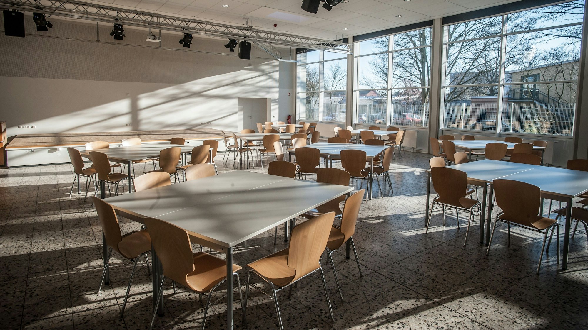 gesamtschüler beziehen die renovierten Räume wieder . Foto: Ralf Krieger