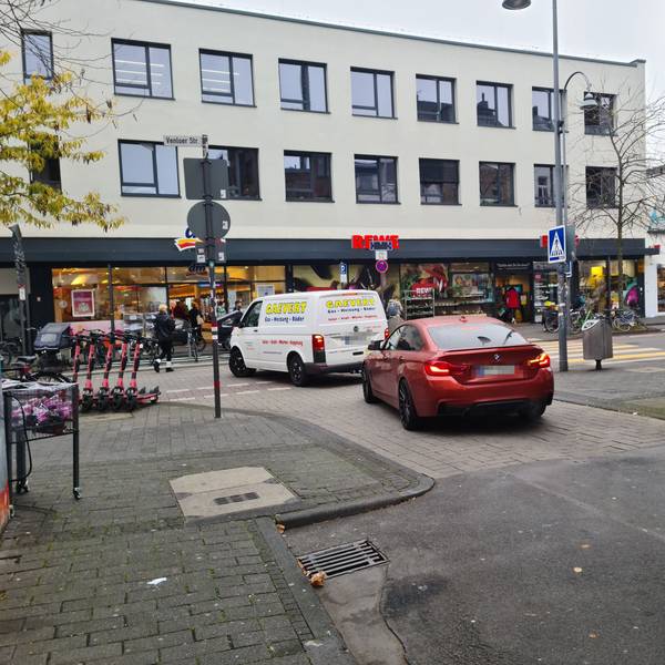 Autos biegen aus einer Seitenstraße in die Venloer Straße ab..