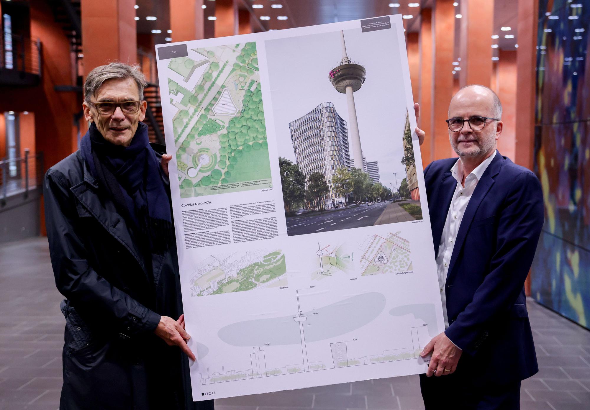 Architekt Matthias Sauerbruch und Baudezernent Markus Greitemann zeigen den Siegerentwurf für das Areal „Colonius Nord“.