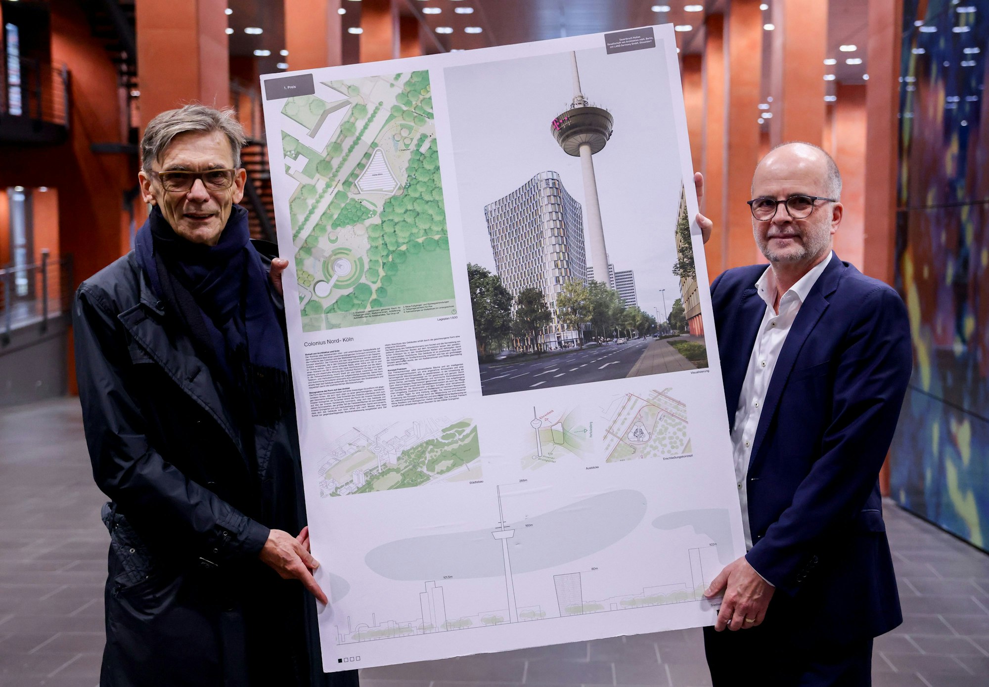Architekt Matthias Sauerbruch und Baudezernent Markus Greitemann zeigen den Siegerentwurf für das Areal „Colonius Nord“.