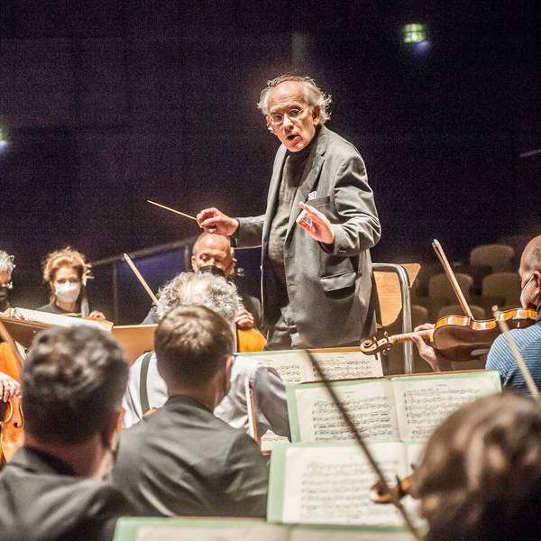 Dirk Joeres dirigiert die Westdeutsche Sinfonia Leverkusen.