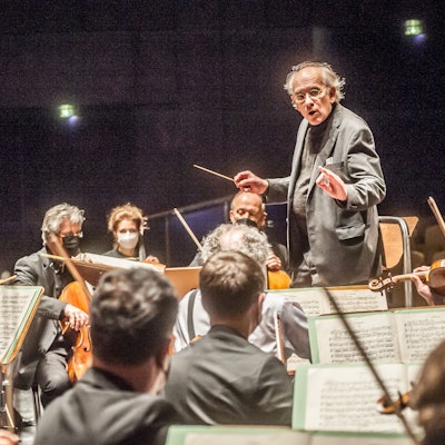 Dirk Joeres dirigiert die Westdeutsche Sinfonia Leverkusen.