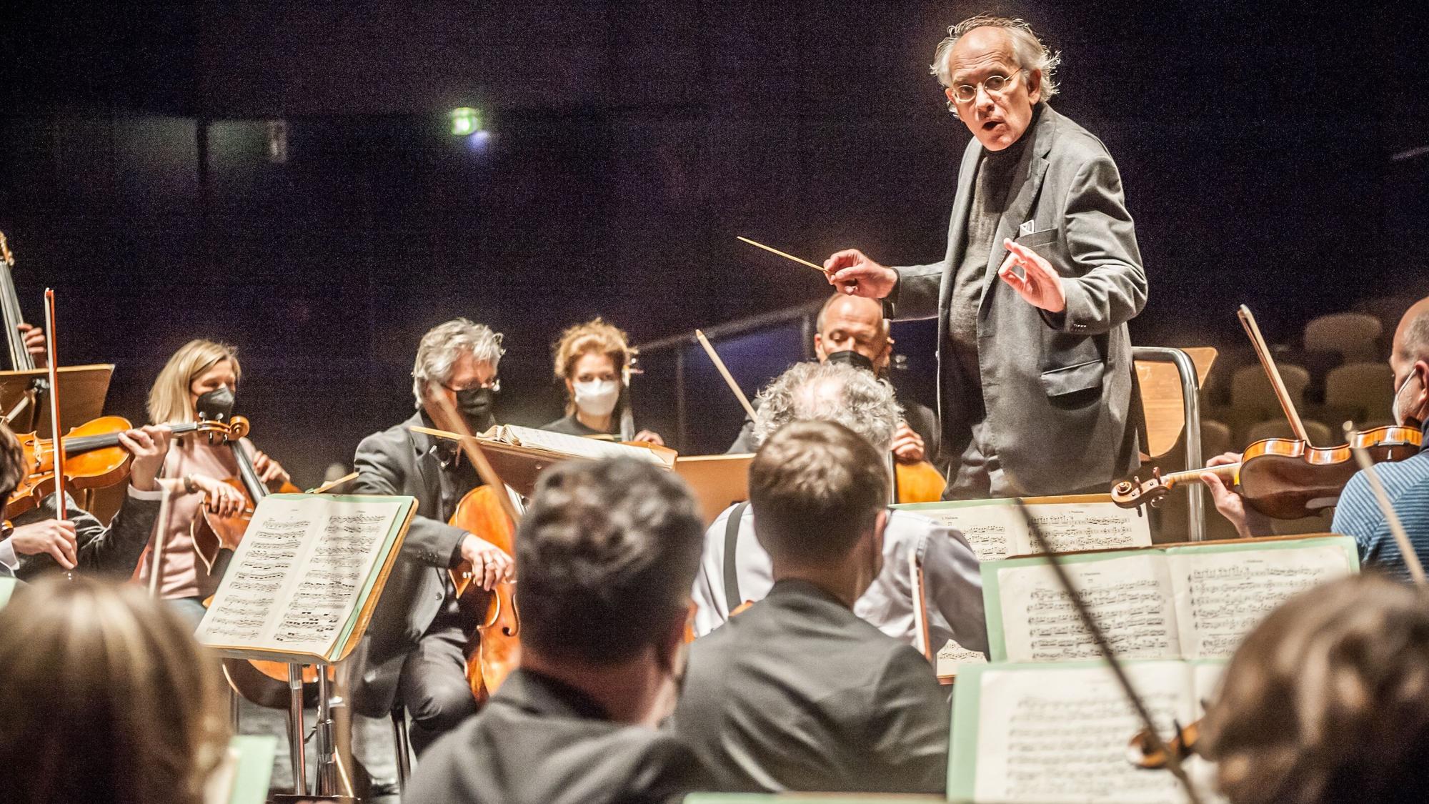 Dirk Joeres dirigiert die Westdeutsche Sinfonia Leverkusen.