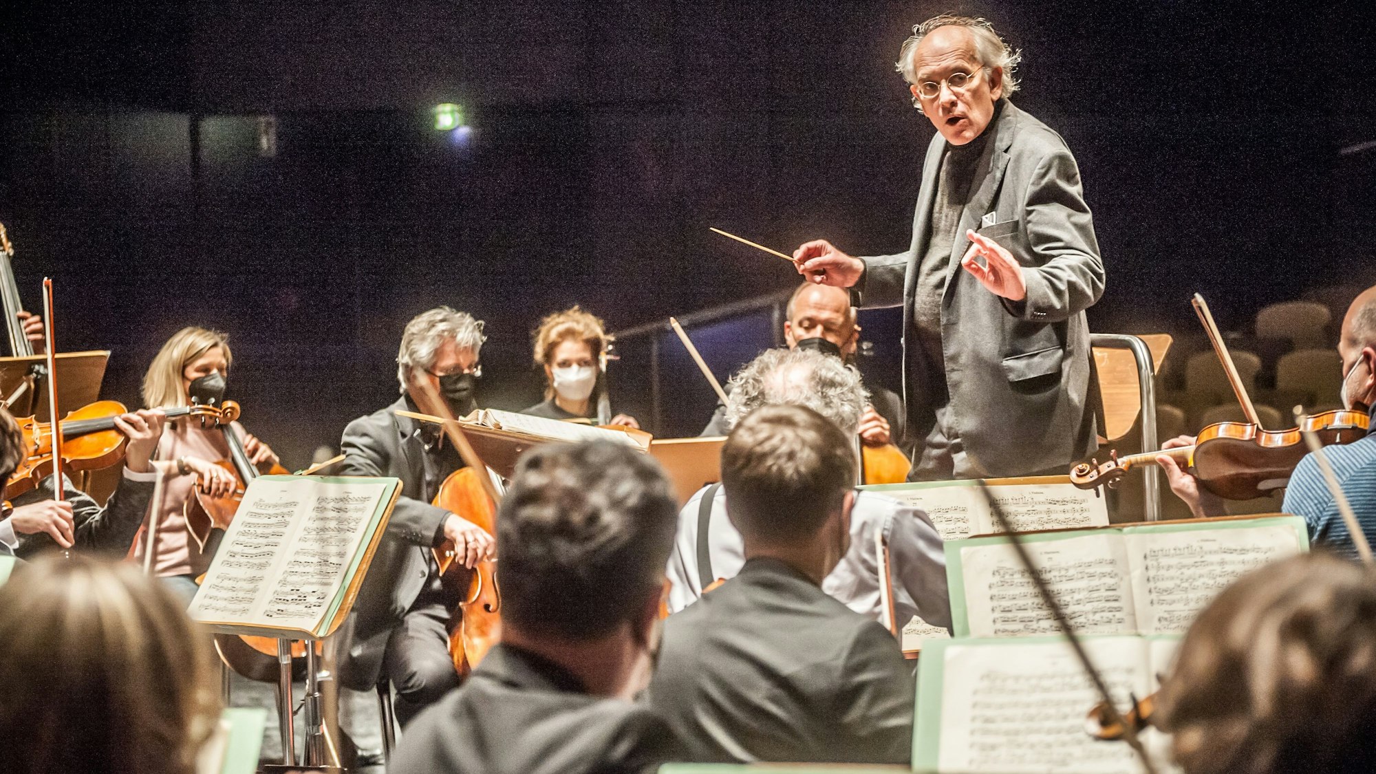 Dirk Joeres dirigiert die Westdeutsche Sinfonia Leverkusen.