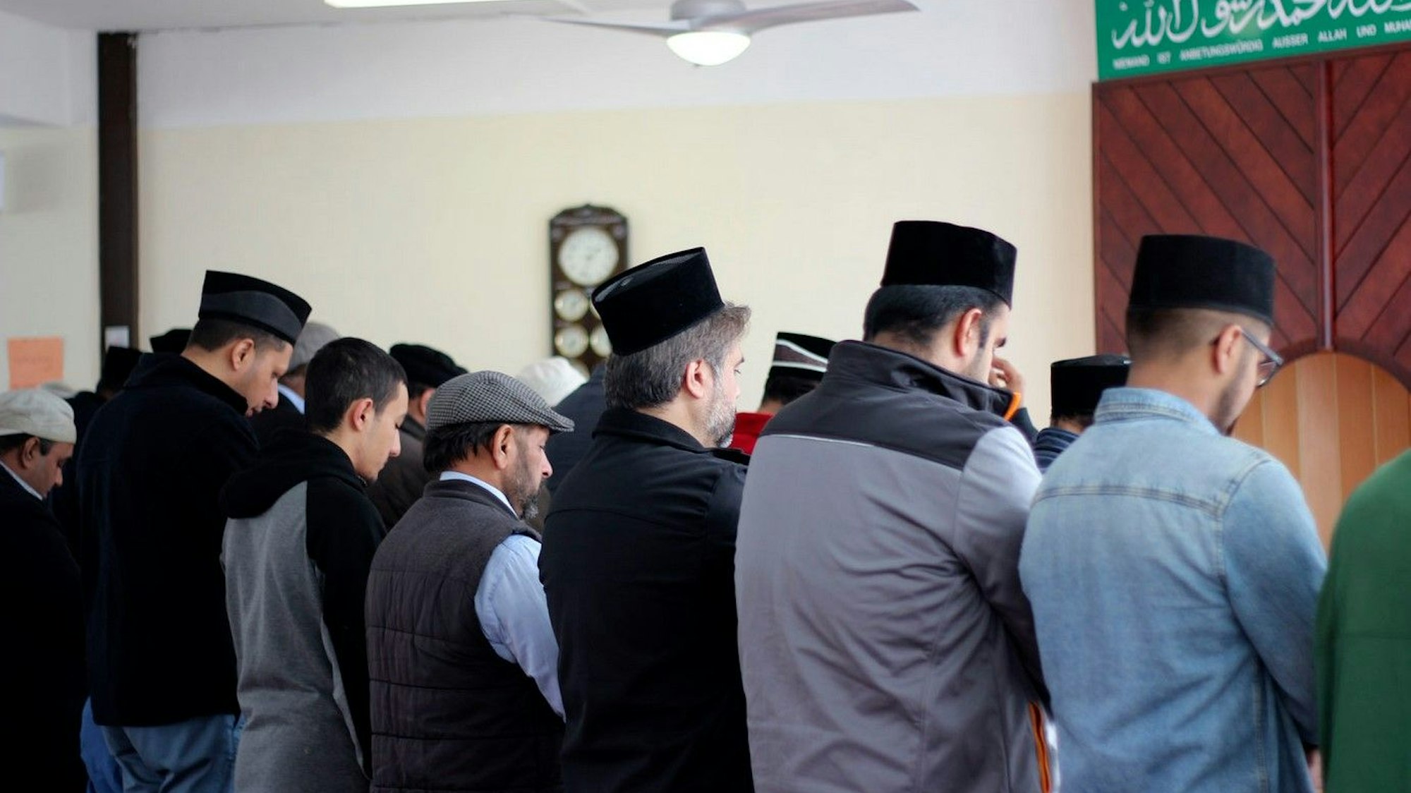 Betende Muslime in der Bait-un-Nasr Moschee in Köln (Symbolbild)