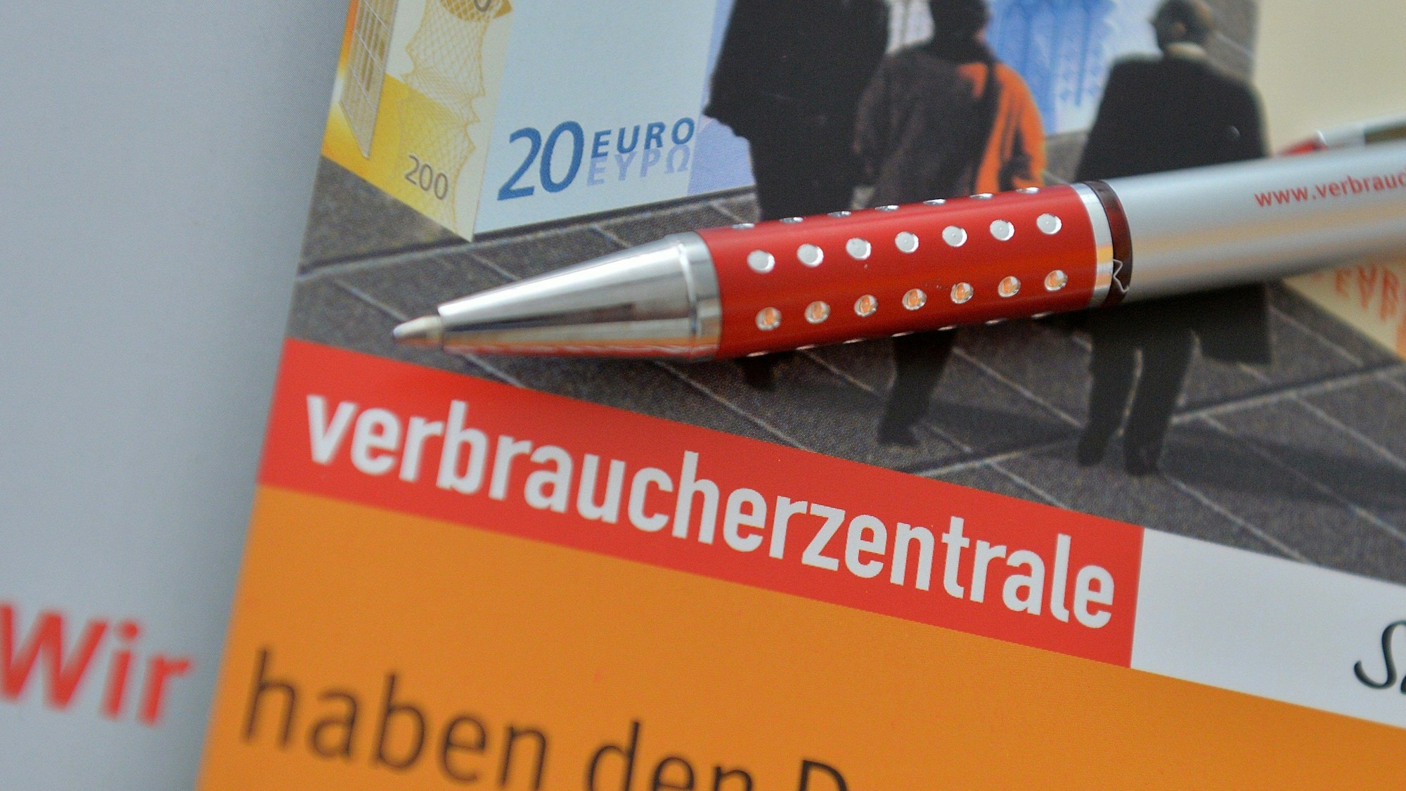 ARCHIV - 20.05.2014, Thüringen, Leipzig: Eine Mappe der Verbraucherzentrale liegt auf einem Tisch. (zu dpa: «Verbraucherzentrale erhält Hunderte Beschwerden zu Kündigungen») Foto: Hendrik Schmidt/dpa +++ dpa-Bildfunk +++