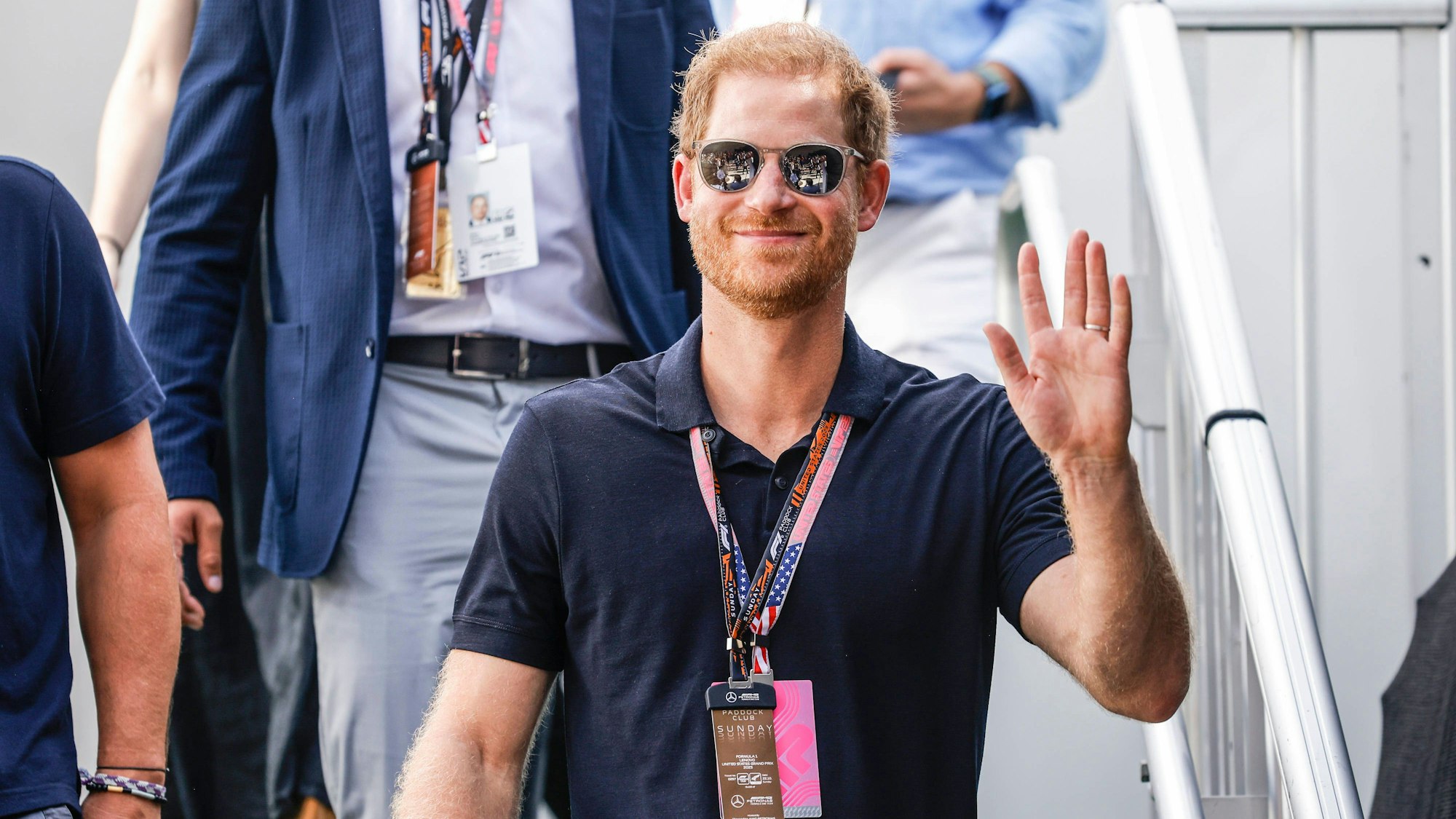 Prinz Harry winkt beim Grand Prix in Austin den Royal-Fans zu.