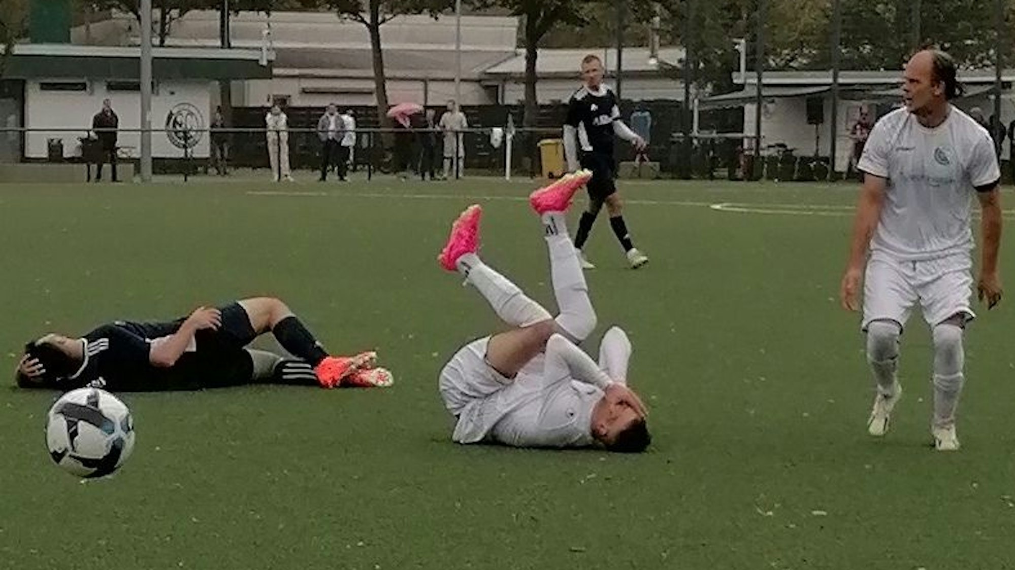 Spielszene in der Kreisliga C zwischen Weiler-Volkhoven II und dem SC Bosna