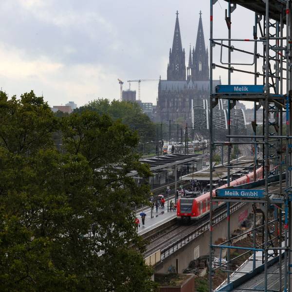 Blick auf den Bahnhof Köln Messe/Deutz und den dahinter liegenden Kölner Dom.