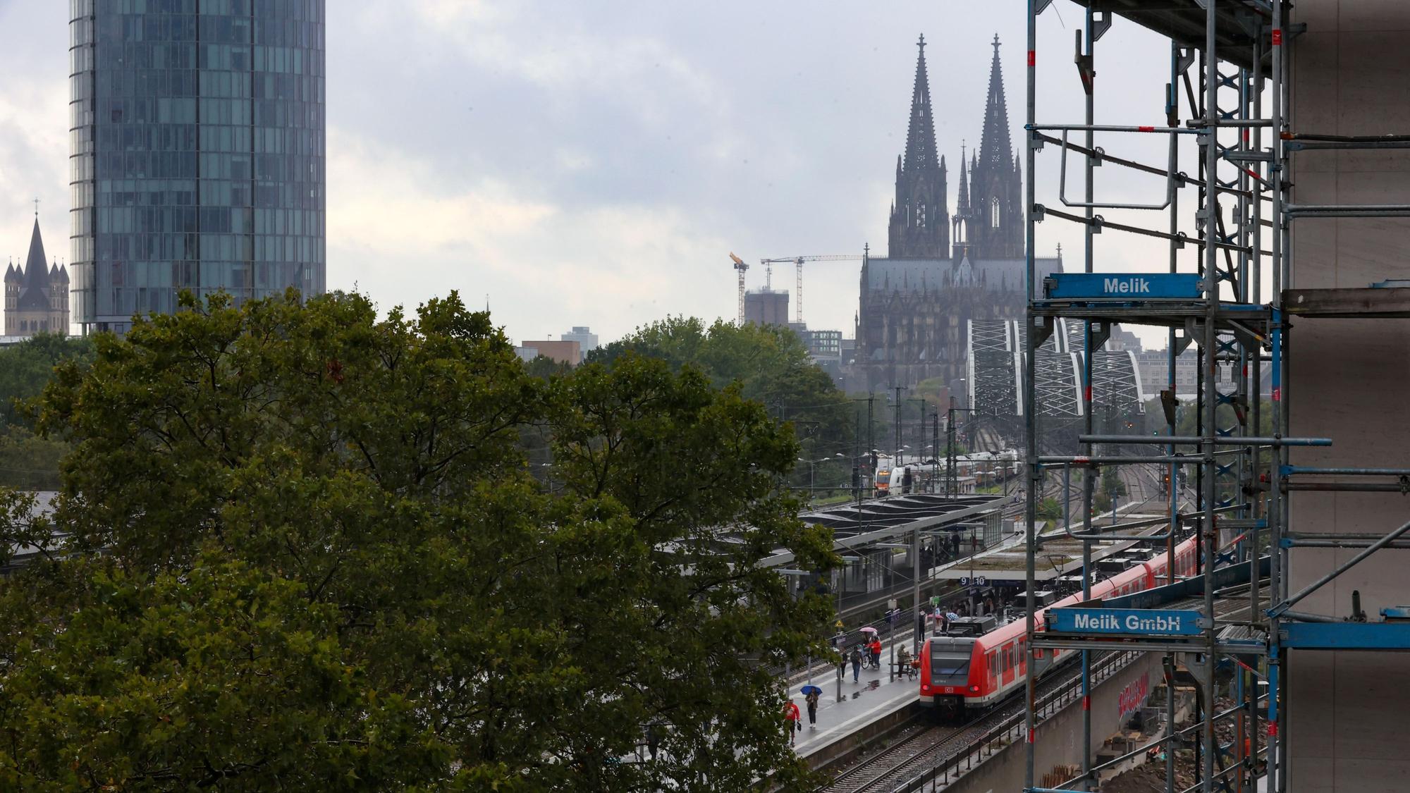 30.08.2023
Köln:
Baustellenbesuch beim Bauprojekt Messe City.
Das letzte Gebäude in der Deutzer Messe-City ist fertig - das Großprojekt ist damit abgeschlossen
Die beiden letzten Bürogebäude mit Namen CENTRAAL und ROSSIO sollen 2024/2025 fertig werden.
HIER: Gebäude CENTRAAL mit Bahnhof Messe /Deutz und Kölner Dom
Foto: Martina Goyert