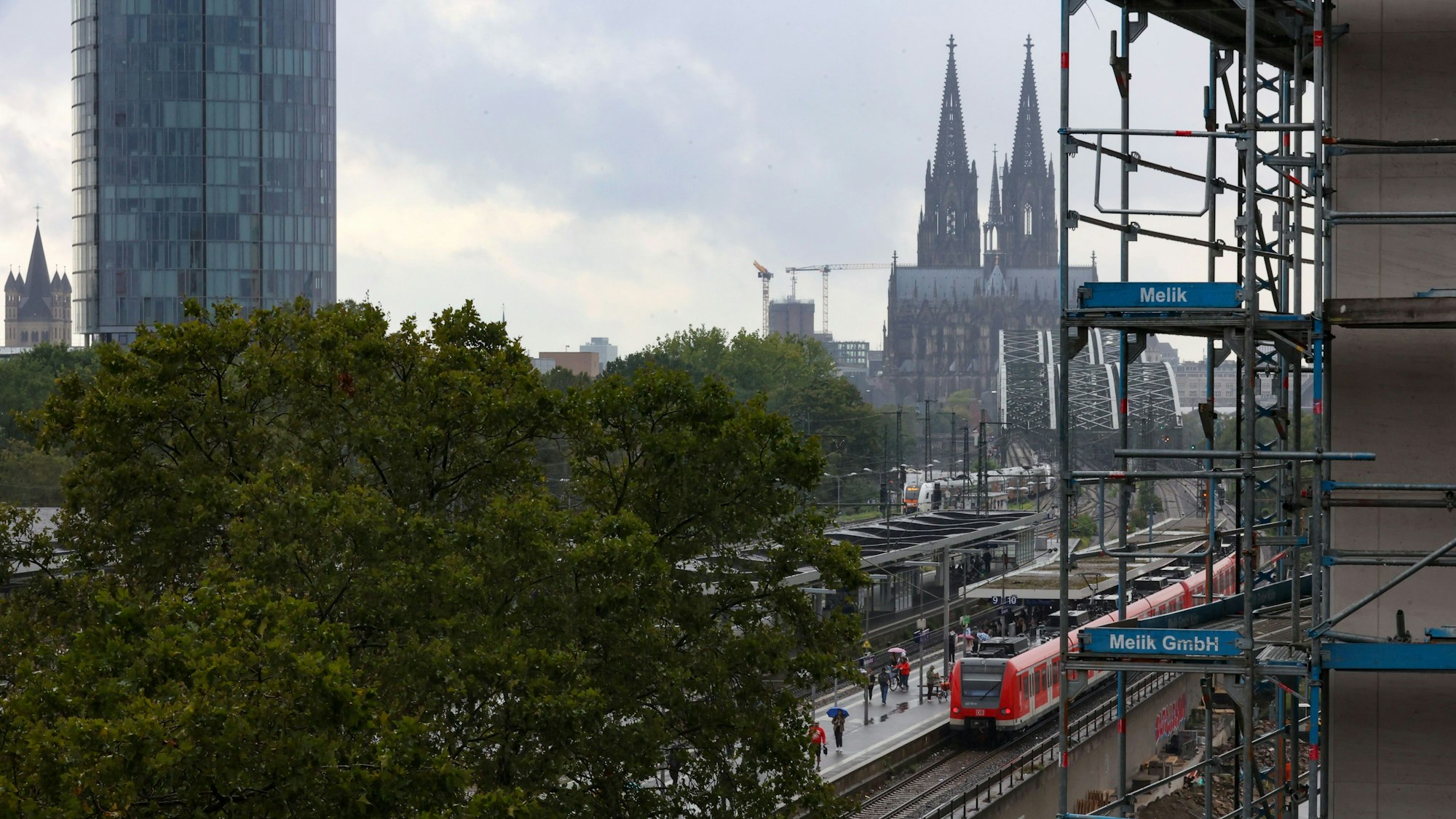 30.08.2023
Köln:
Baustellenbesuch beim Bauprojekt Messe City.
Das letzte Gebäude in der Deutzer Messe-City ist fertig - das Großprojekt ist damit abgeschlossen
Die beiden letzten Bürogebäude mit Namen CENTRAAL und ROSSIO sollen 2024/2025 fertig werden.
HIER: Gebäude CENTRAAL mit Bahnhof Messe /Deutz und Kölner Dom
Foto: Martina Goyert