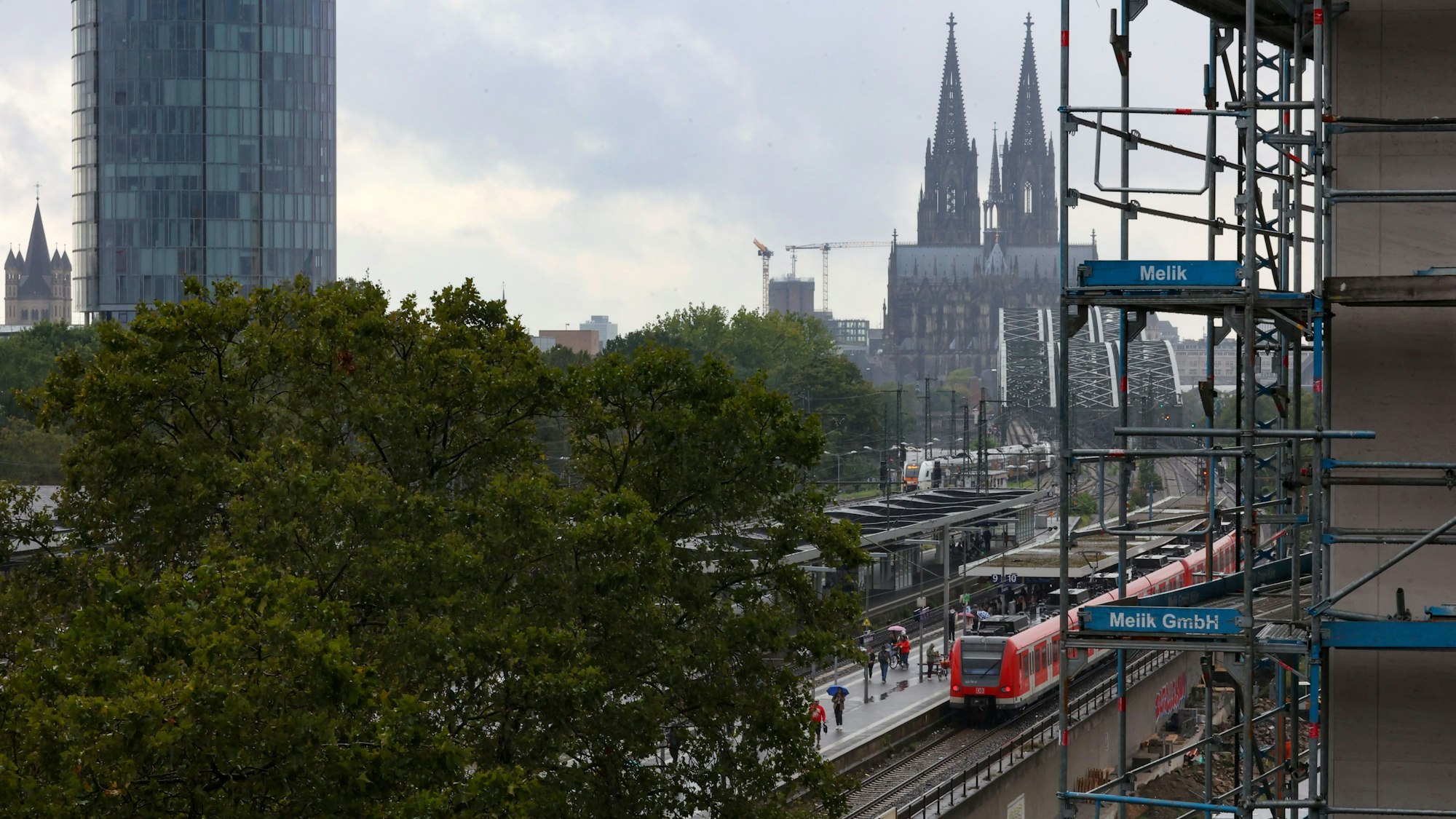 Blick auf den Bahnhof Köln Messe/Deutz und den dahinter liegenden Kölner Dom.
