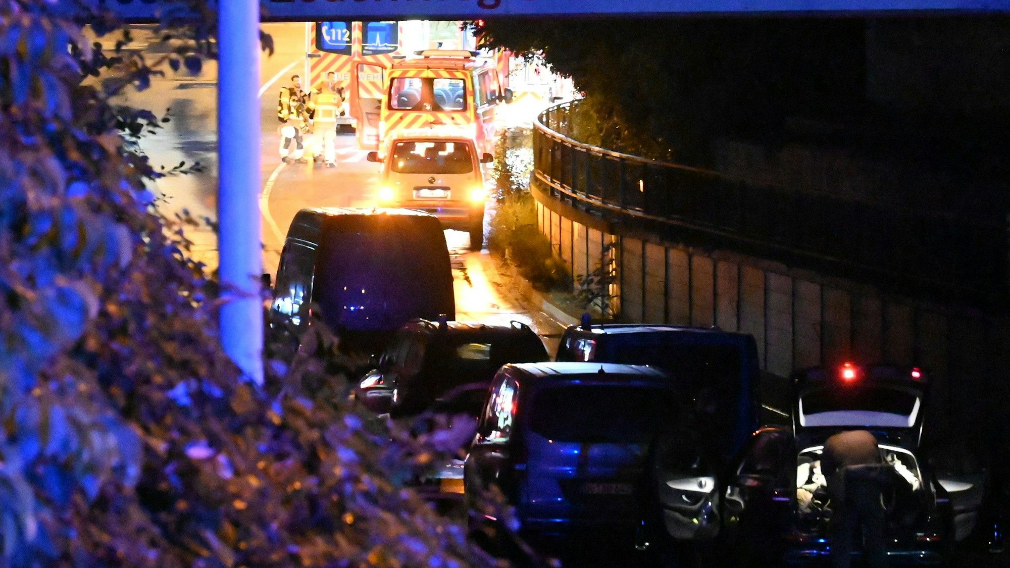 Das Bild zeigt eine Unterführung, in der mehrere Einsatzfahrzeuge stehen.