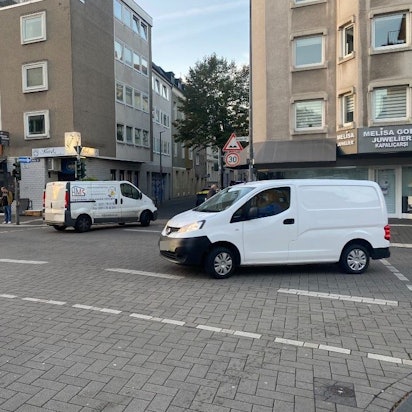 Autos in beide Richtungen auf der Venloer Straße in Köln-Ehrenfeld