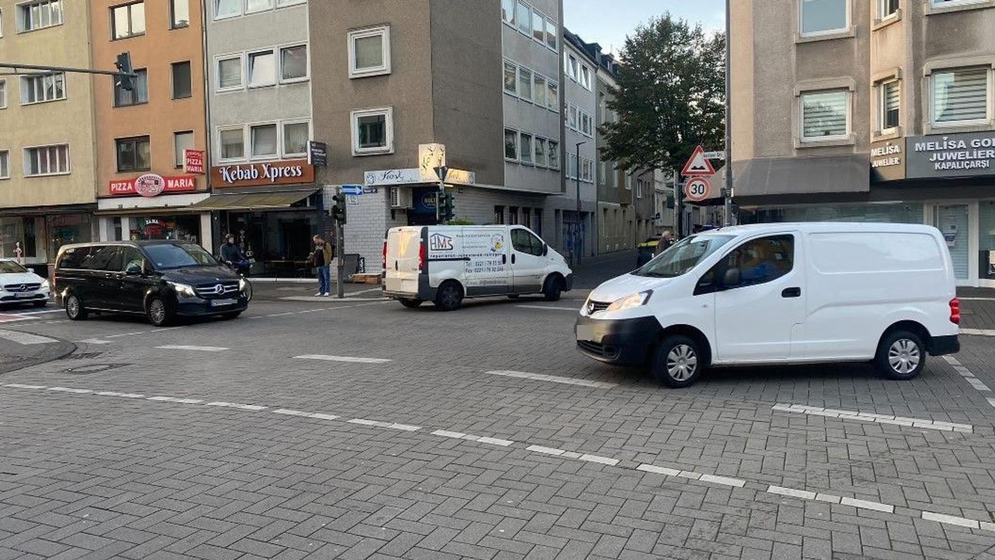 Autos in beide Richtungen auf der Venloer Straße in Köln-Ehrenfeld