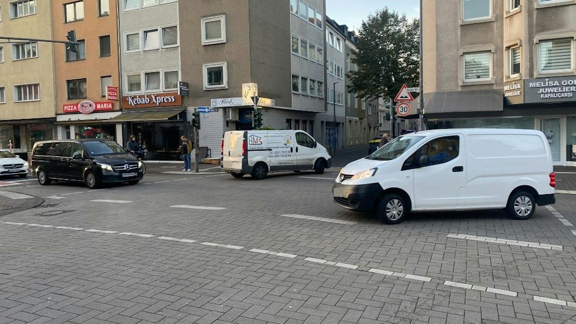 Autos in beide Richtungen auf der Venloer Straße in Köln-Ehrenfeld