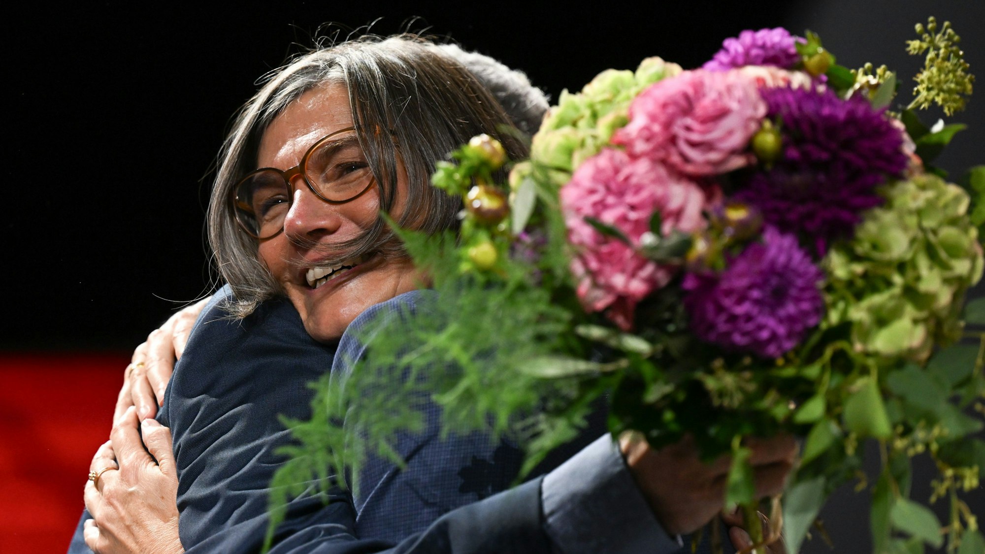 Der Gewerkschaftstag findet alle vier Jahre statt und ist mit 421 Delegierten das oberste Entscheidungsgremium der stärksten deutschen Gewerkschaft mit mehr als 2,1 Millionen Mitgliedern.
Christiane Benner freut sich über die Wahl zur neuen Chefin der IG Metall.