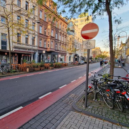 Am Montagmorgen, 23. Oktober 2023, enthüllt: „Verbot der Einfahrt“-Schilder an der Venloer Straße.