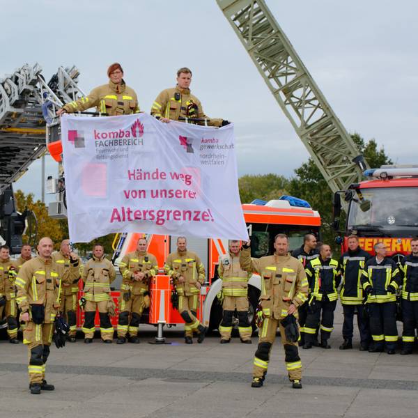 Bei einer Demo gegen eine längere Lebensarbeitszeit bei der Feuerwehr