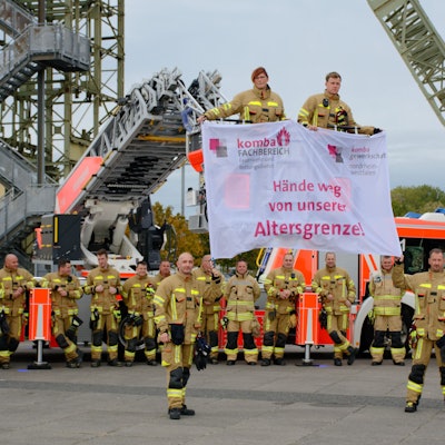 Bei einer Demo gegen eine längere Lebensarbeitszeit bei der Feuerwehr