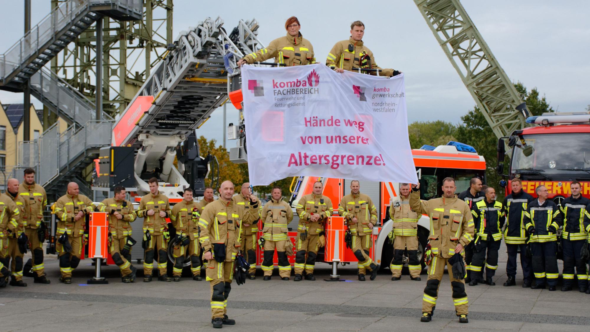 Bei einer Demo gegen eine längere Lebensarbeitszeit bei der Feuerwehr