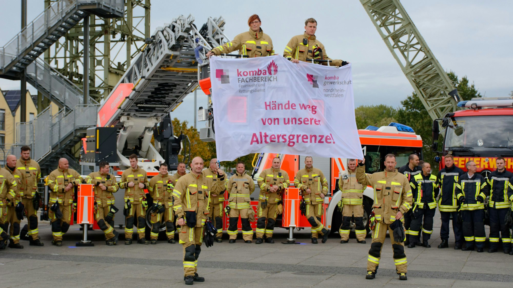 Bei einer Demo gegen eine längere Lebensarbeitszeit bei der Feuerwehr