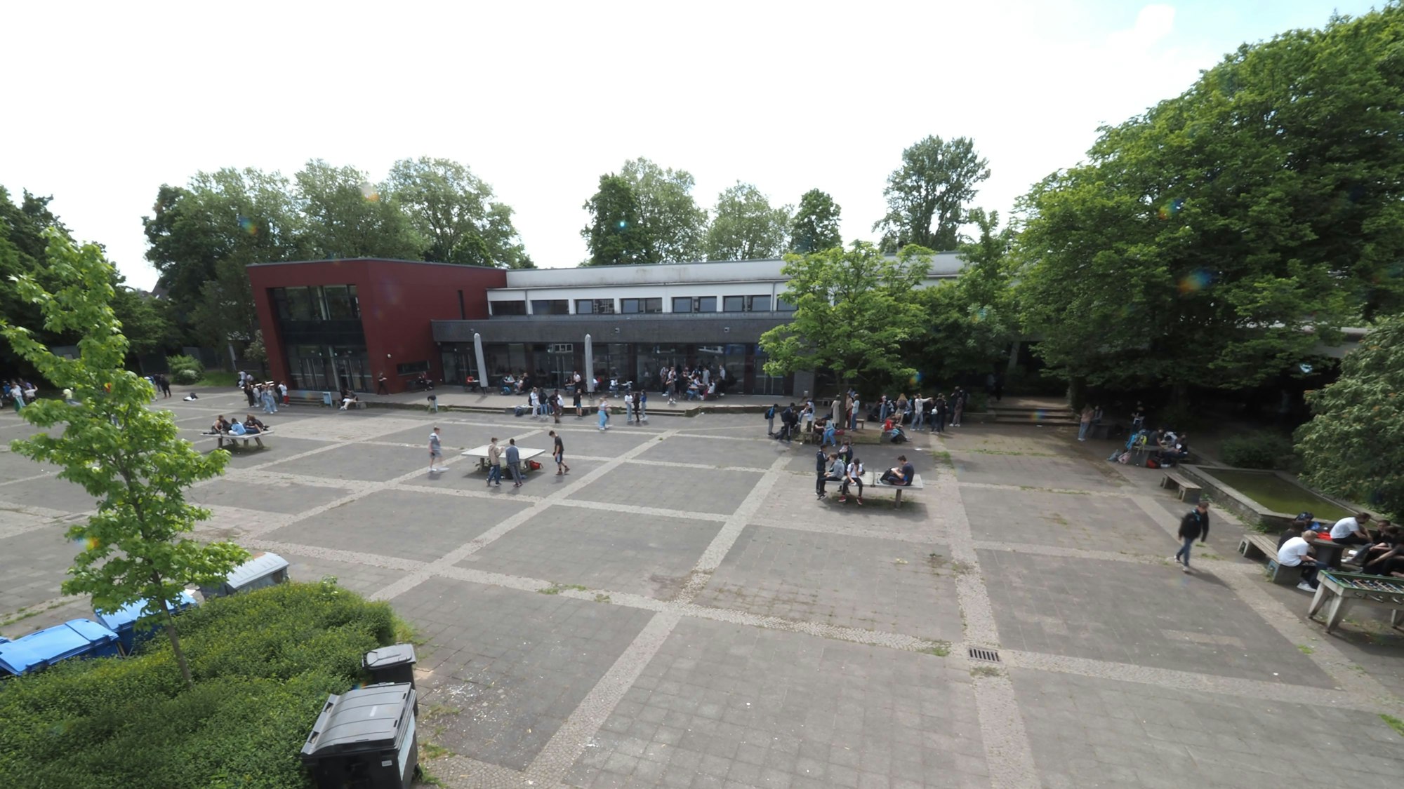Der Schulhof des Lise-Meitner-Gymnasium wird entsiegelt und bekommt eine Bepflanzung mit Bäumen.