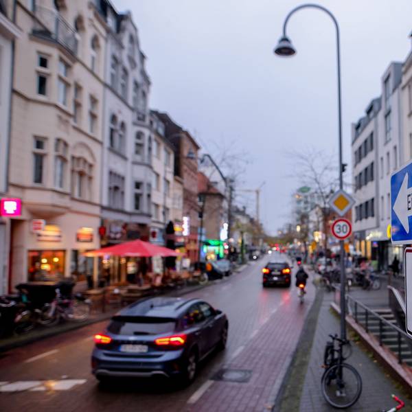 Zu sehen ist die Venloer Straße in Köln, die jetzt eine geänderte Verkehrsführung hat und jetzt Einbahnstraße ist.