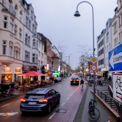 Zu sehen ist die Venloer Straße in Köln, die jetzt eine geänderte Verkehrsführung hat und jetzt Einbahnstraße ist.